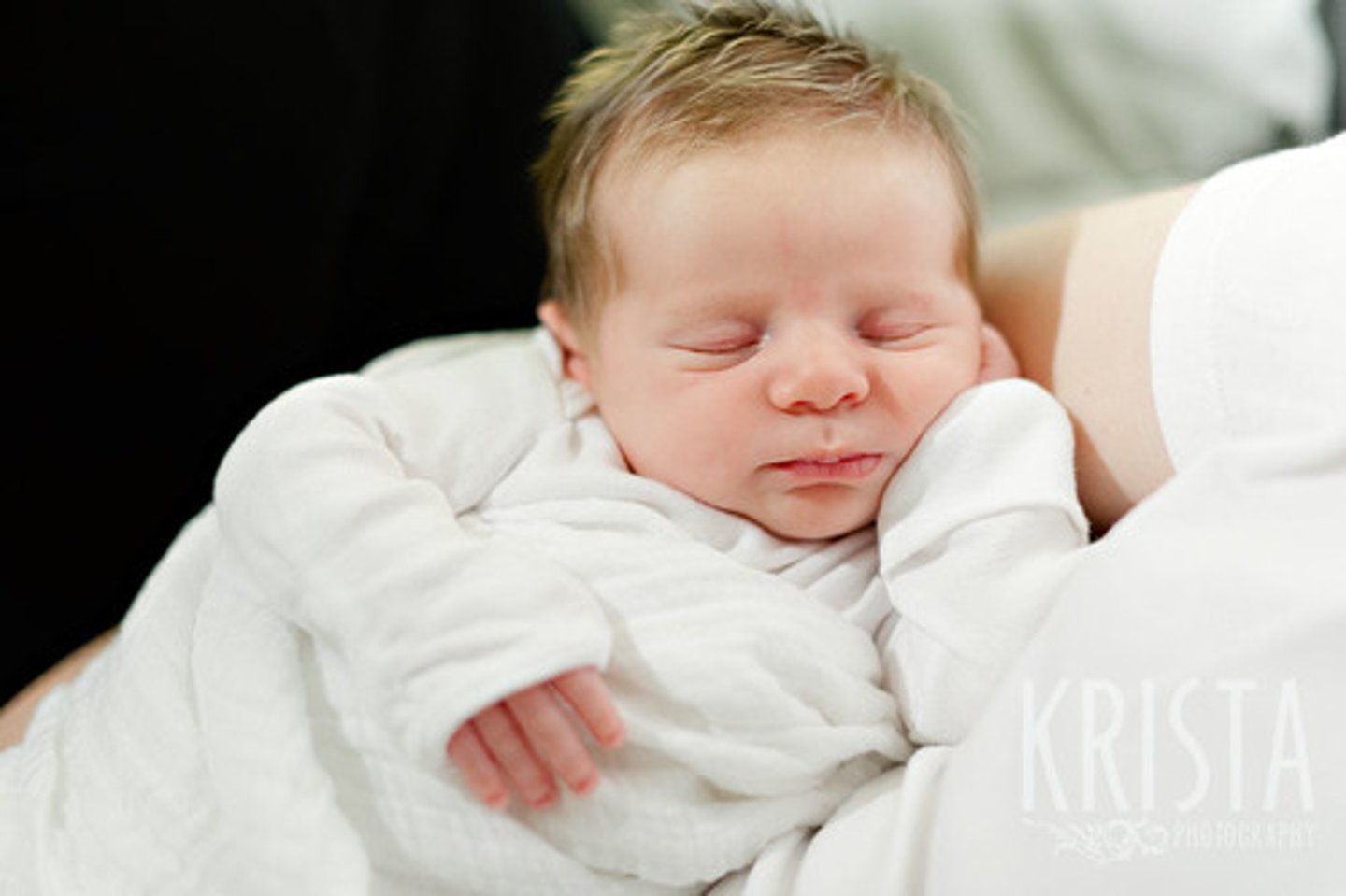 <p>(n) em bé sơ sinh</p>