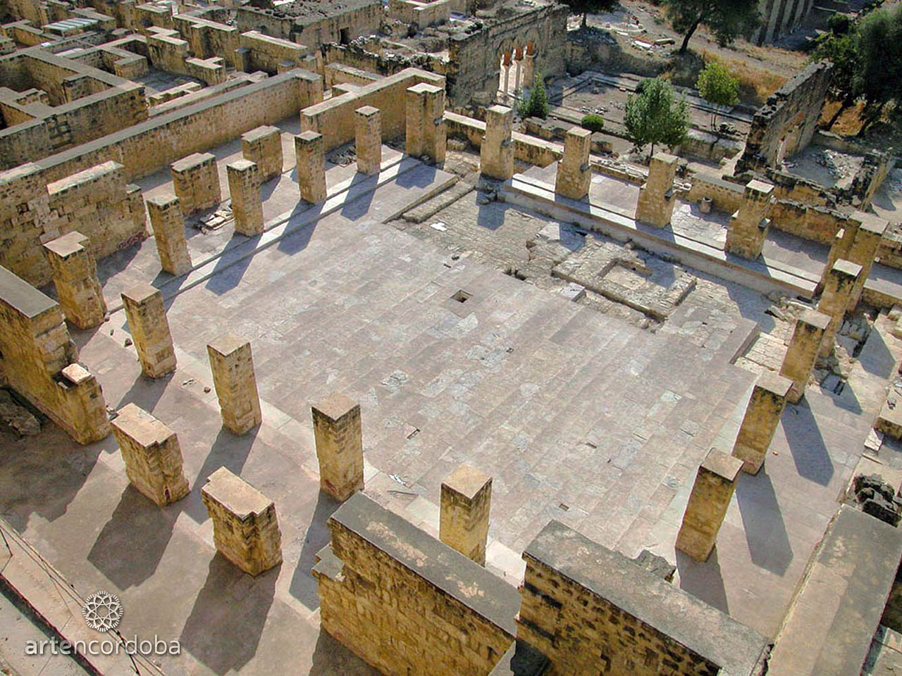<p>MEDINA AZAHARA - Patio de los pilares.</p>
