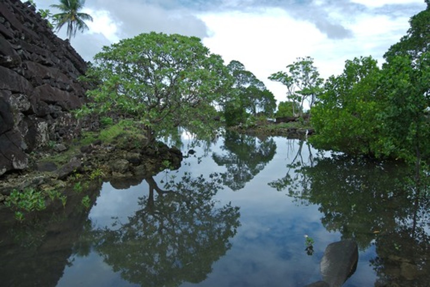 <p></p><p></p><p>T: man-made; islets were constructed by placing large rocks and fill a top submerged coral reefs to form raised platforms supporting elaborate residential and ceremonial complexes</p><p>M: complexes were built from columnar basalt, a volcanic rock that breaks away naturally to form massive rodlike blocks that make an ideal building material; prismatic structures</p><p>F: center of religion; mortuary; ritual; ceremonial for the ruling chiefs of the saudeleur dynasty; break walls for canals; protect the city from the ocean; administrative and ceremonial center</p><p>C: highly stratified social system; home to thousands; earliest known place for such centralized political power in the western pacific; the larger homes are made for the chiefs showing the social hierarchy; there are shallow lagoons; there are walls to protect from the ocean; 92 artificial islands covering covering 170 acres; sea walls are 17 ft high and 35 ft wide; break walls are for the canals; they are reflective of the king; islands are arranged for the winds; had a cubical tomb</p>