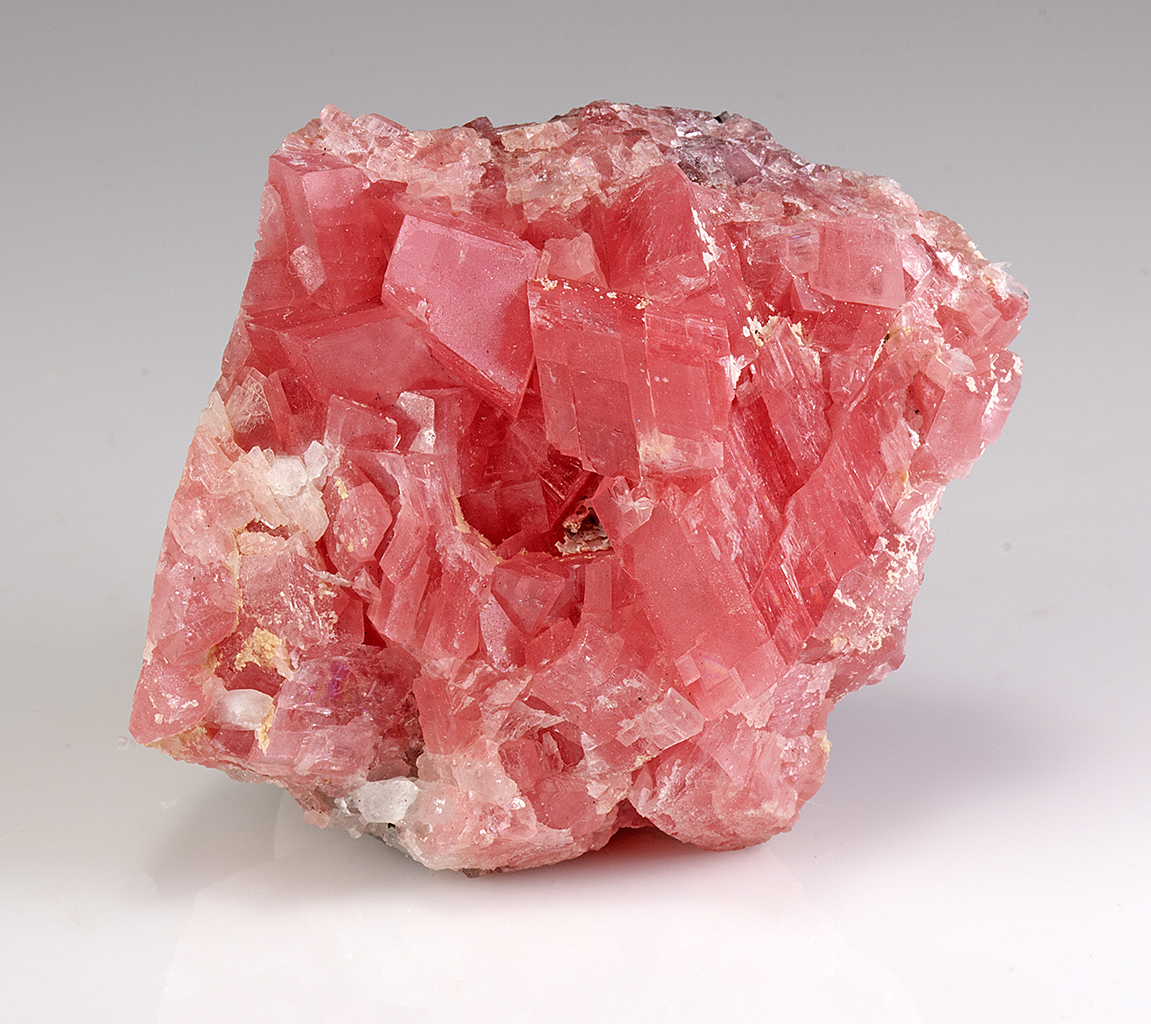 <ul><li><p>Chemical formula: MnCO<sub>3</sub></p></li><li><p>Hardness: 3-4.5</p></li><li><p>Cleavage/fracture: irregular/conchoidal fracture</p></li><li><p>Color: red</p></li><li><p>Luster: vitreous</p></li><li><p>Streak: white</p></li></ul><p></p>