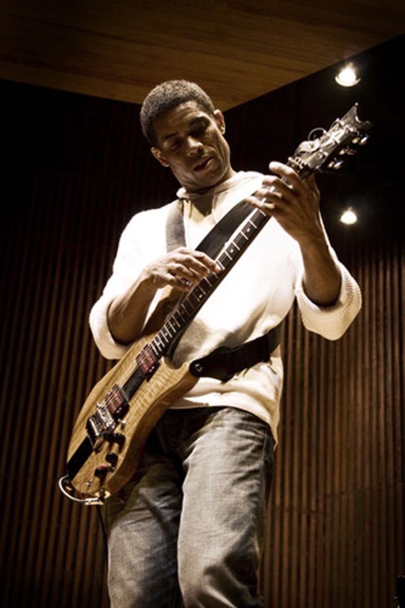 <p>to play the guitar</p>