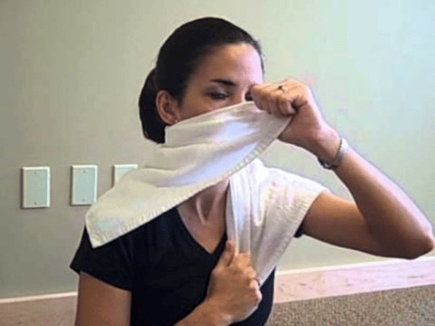 <p>cross your arms across your chest and grab the towel</p><p>- stabilize with one hand, mobilize and twist with the other</p>