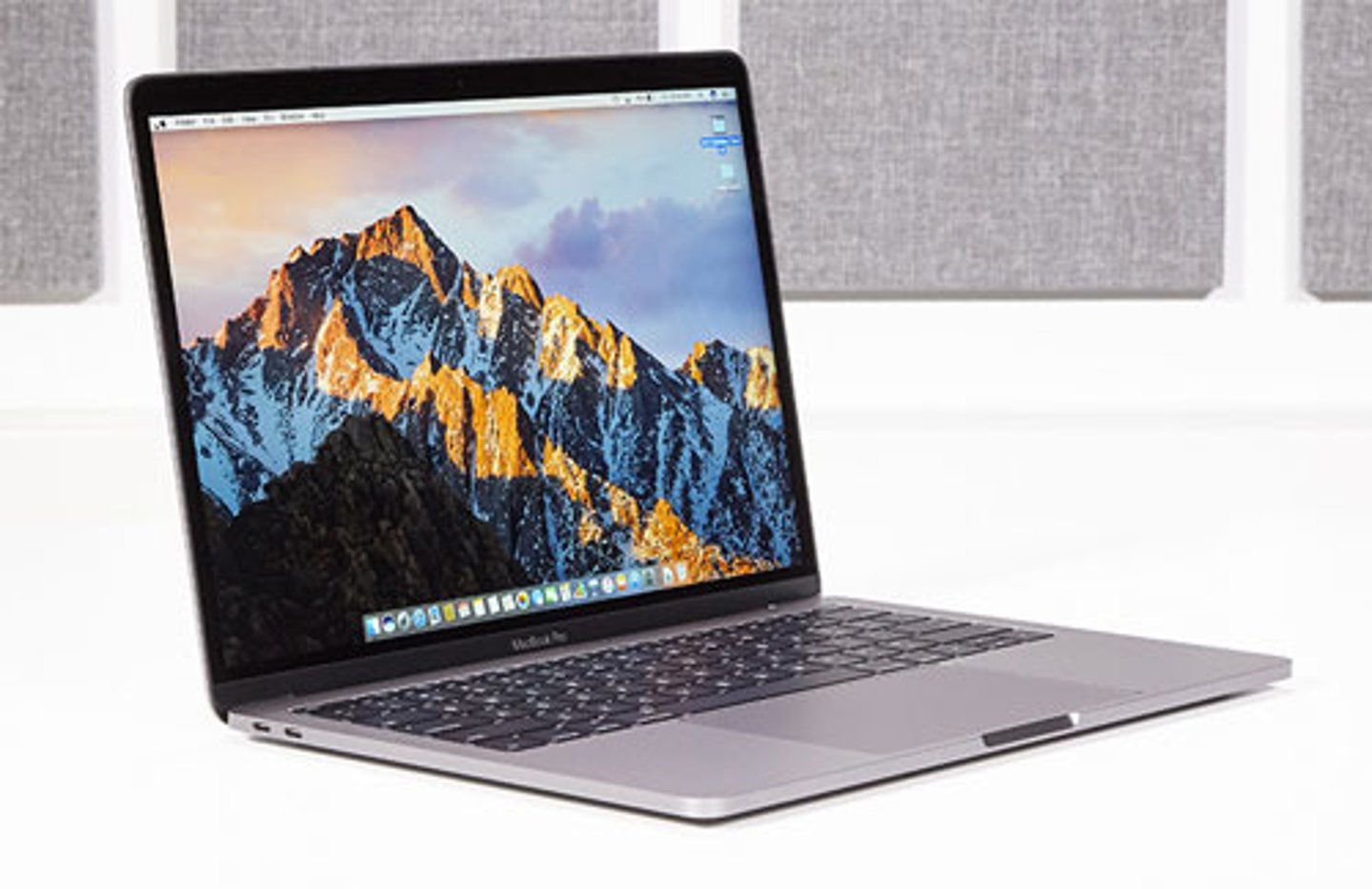 <p>bǐdiàn máy tính xách tay (laptop) 我每天帶著筆電去上課。 (Wǒ měitiān dàizhe bǐdiàn qù shàngkè.) - Tôi mỗi ngày đều mang máy tính xách tay đi học.</p>