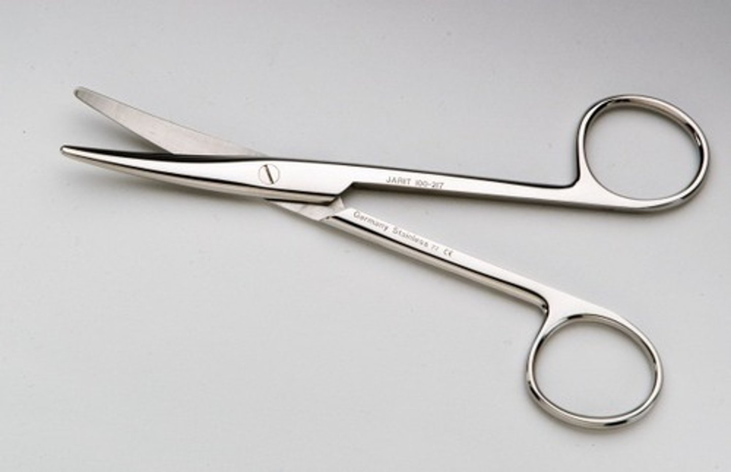 <p>used for cutting; can also be used to open arteries and veins</p>