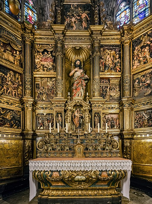 <p>Partie postérieure et décorée d'un autel, qui surmonte verticalement la table. </p>