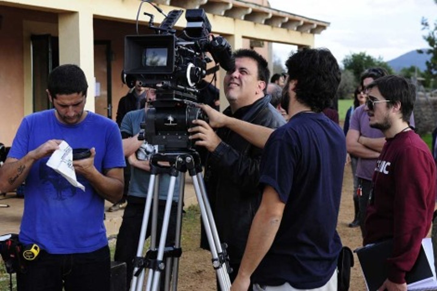 <p>to shoot (a movie)</p>