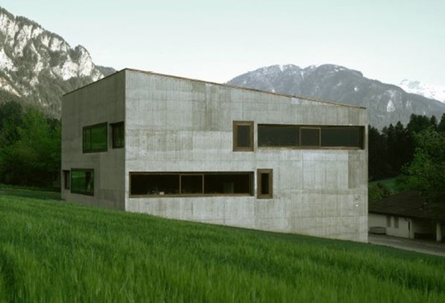 <p>FUNDERING/PLINT + CASESTUDY</p><p>- gebouw groeit monolitisch uit de heuvel (zonder overgang)</p><p>- dak volgt helling = contextuele keuze (gebouw in relatie met omgeving)</p><p>- monolitische constructie = bestaat uit verschillende onderdelen mr vormt 1 geheel</p>