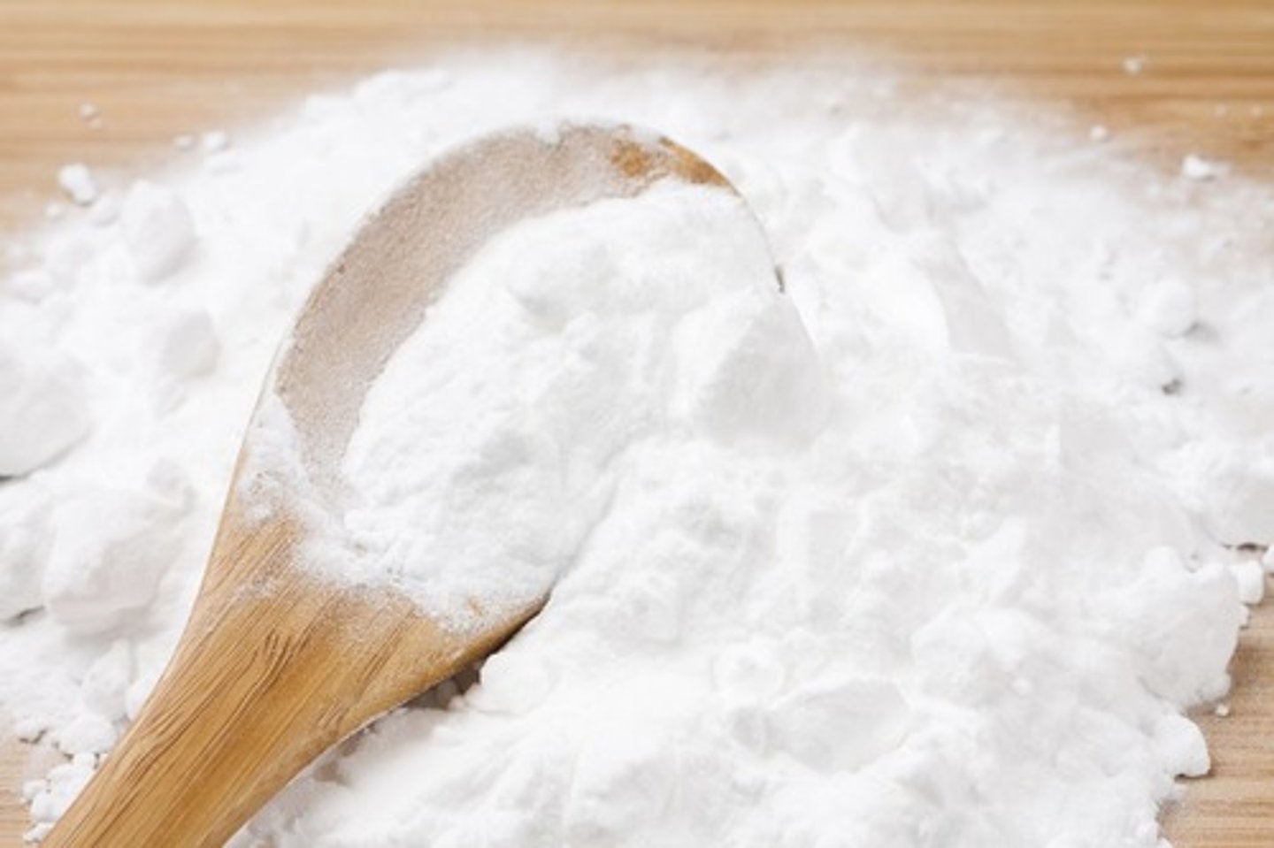 <p>pure white fine powder; soluble (average time to dissolve); pH = 8; Conductivity: high; HCl: vigorous reaction/gives off CO2; also called "baking soda"; used as a leavening agent in baking (makes baked goods rise), neutralizes odors, cleaning agent, whitening agent, and as an antacid to soothe heartburn.</p>