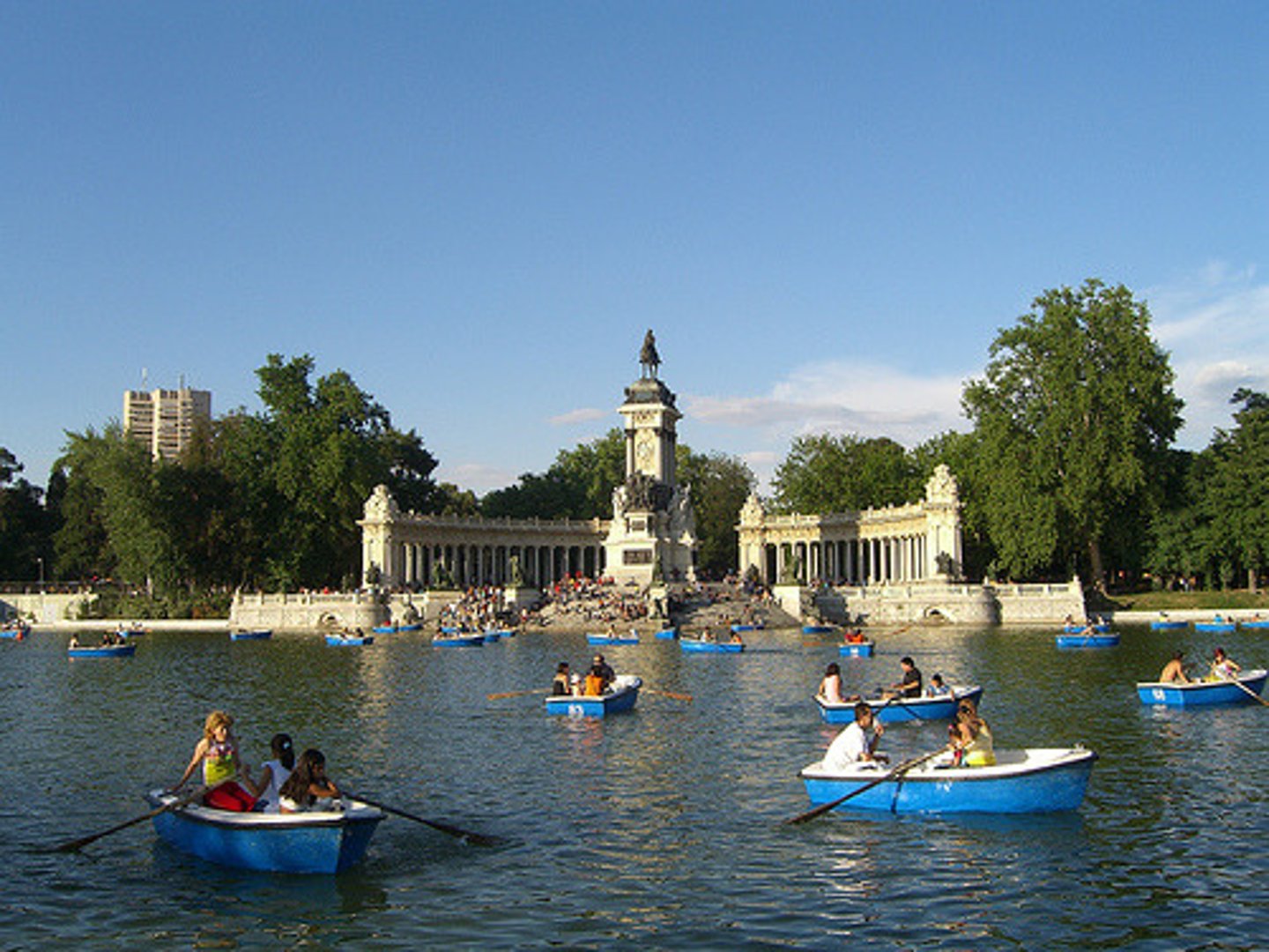 <p>to be paddling</p>