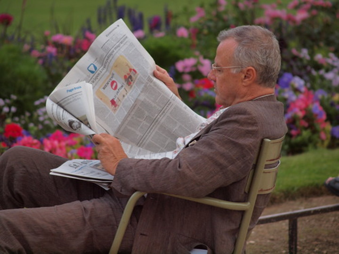 <p>to read (the newspaper)</p>