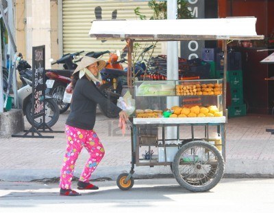 <p><strong>a small stand or table, usually outdoors, from which goods or food are sold</strong></p><ul><li><p>(quầy hàng/gian hàng nhỏ trên phố, gánh hàng rong)</p></li></ul><p><strong>Dạng liên quan:</strong></p><ul><li><p><strong>Market stall</strong> (Sạp hàng trong chợ)</p></li><li><p><strong>Street vendor</strong> (Người bán hàng rong)</p></li></ul><p></p>