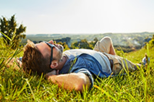 <p>Most people wotk on weekdays and <strong>relax</strong> at weekends</p><p><span>|rɪˈlæks|</span></p><p>Отдыхать</p>