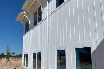 <p>a wall made of wood laid vertically consisting of wide boards and narrow battens.</p>