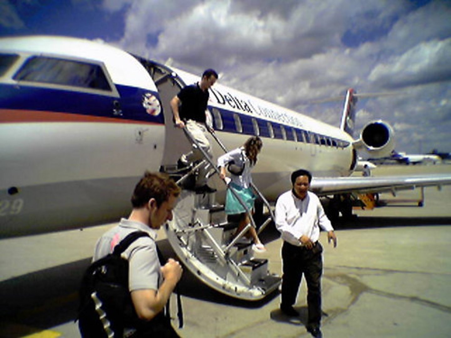 <p>salir del tren o avión</p>