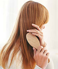 <p>to brush one&apos;s hair</p>