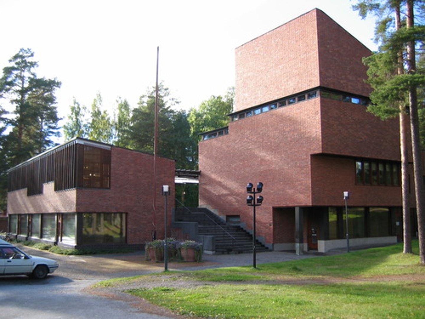 <p>1898-1976 : Finse architect die het modernisme vermenselijkte door natuurlijke materialen en organische vormen te integreren. Nam afstand van de gladde, steriele witte doos. Eigen woning en studio Riihitie met hout voor privé vertrekken en witgekalkte baksteen voor zijn praktijk.</p>