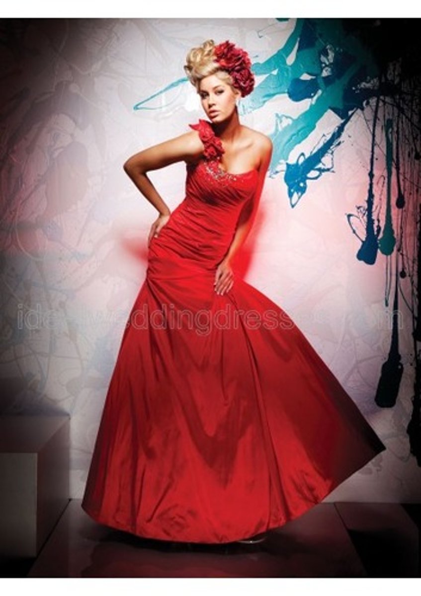 <p>to put on formal clothes for a special occasion</p><p></p><p>*Weddings are a great opportunity to dress up.</p>