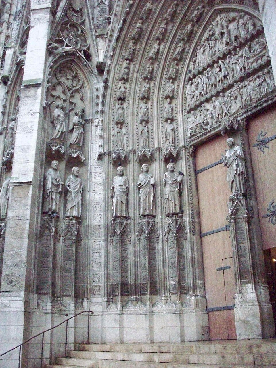 <p><span> La partie de biais dans l'épaisseur d'un mur d'une baie</span></p>