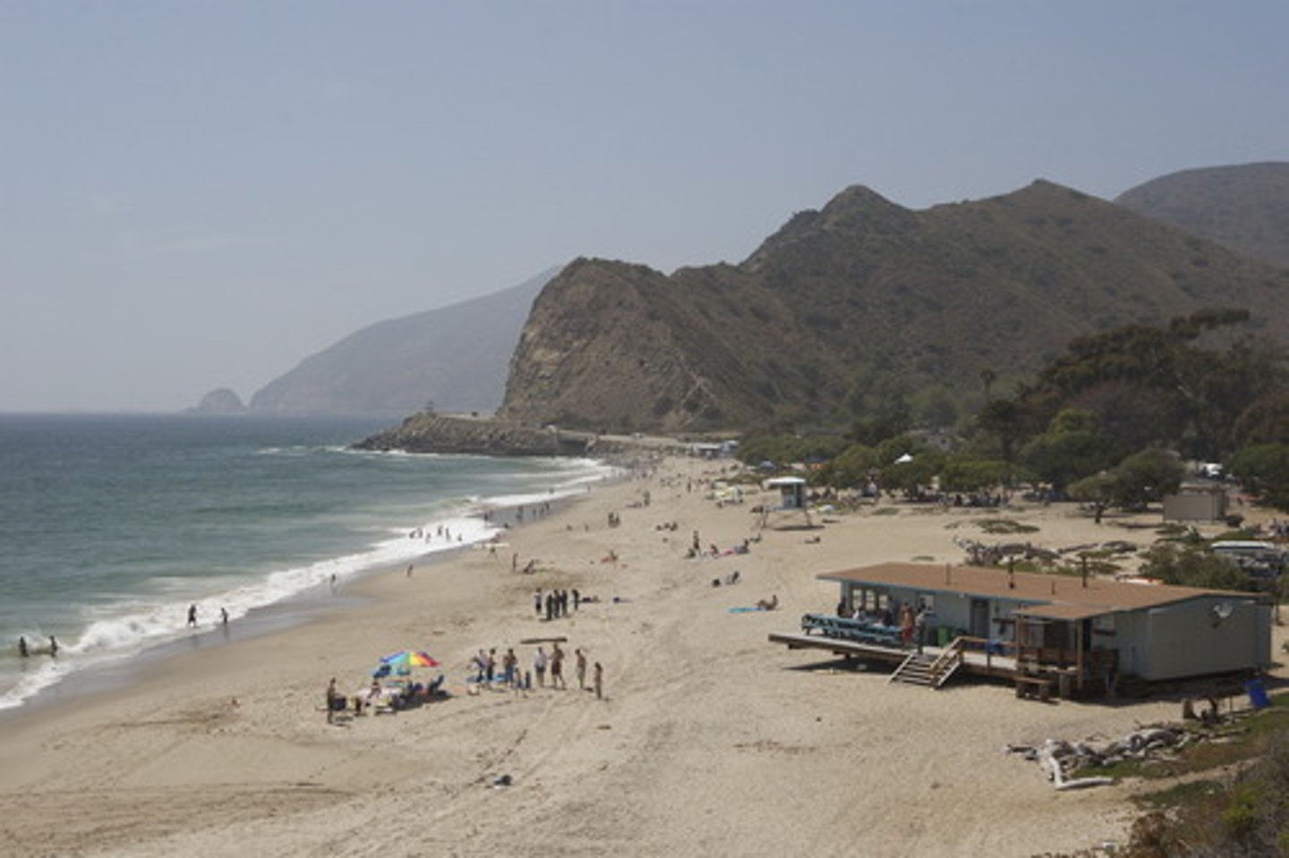 <p>trên bờ biển</p>