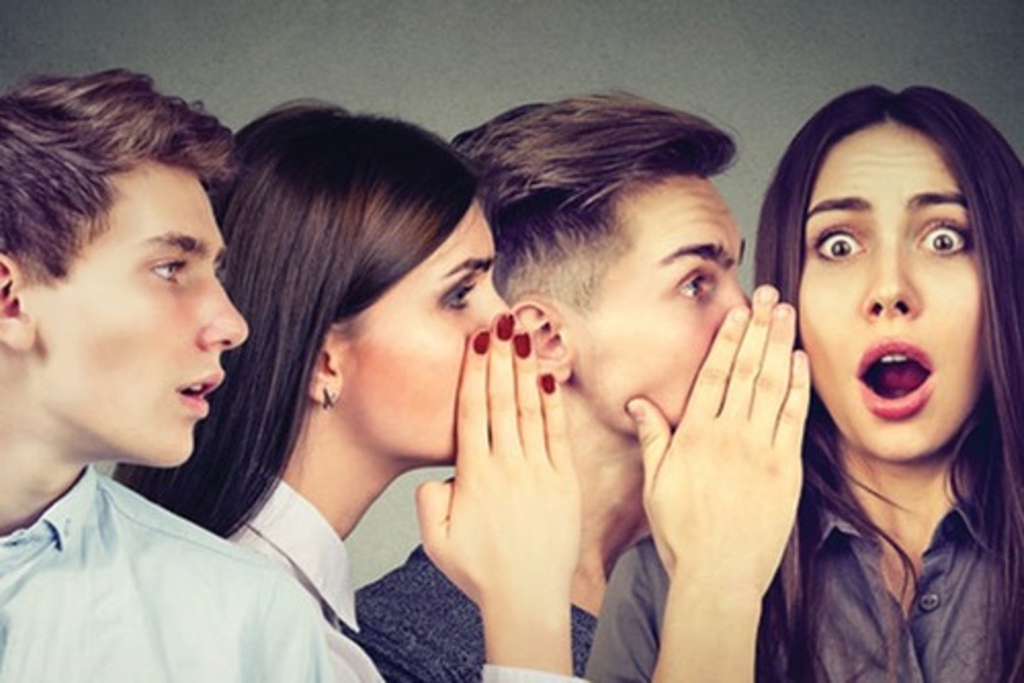 <p>information about people's private lives that is new, surprising, or interesting (tin đồn thú vị, hấp dẫn)</p>