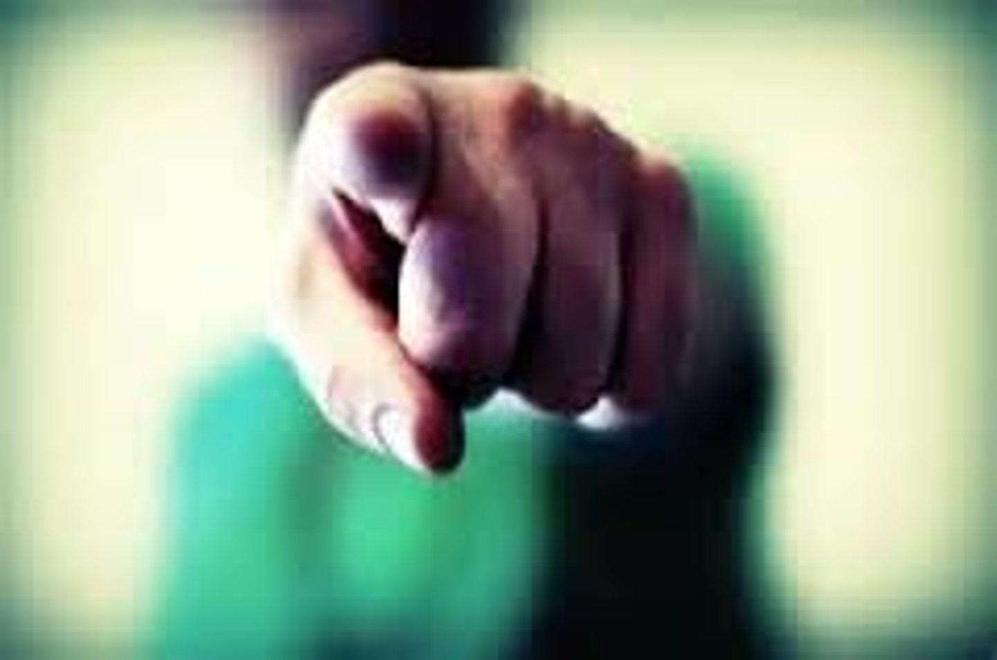 <p>звинувачувати когось у чомусь</p>