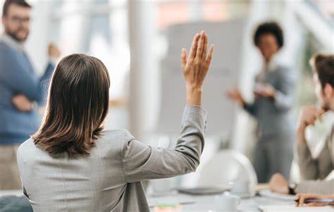 <p>(n) sự có mặt, sĩ số</p>