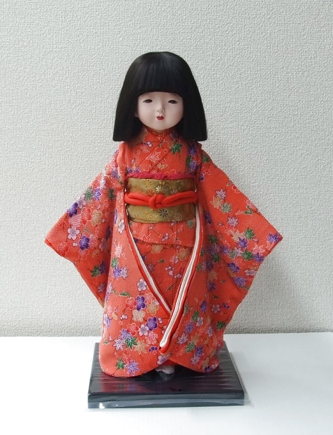 <p>人形 (ningyō)</p>