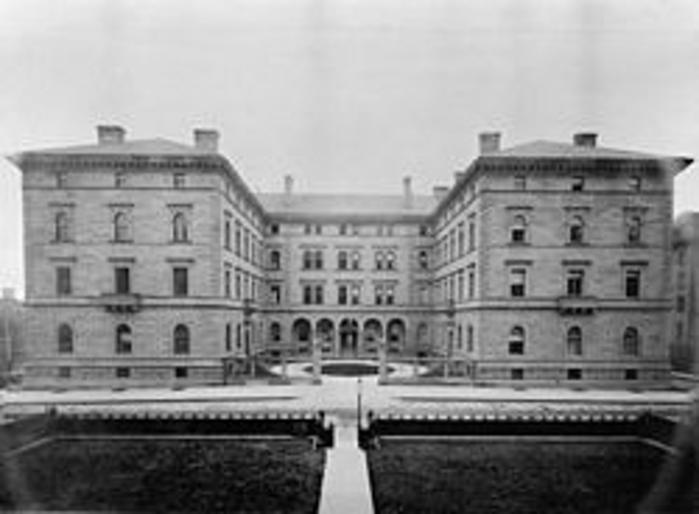 <p>Established in Paris and was established in 1700. Educated Europeans through the 20th Century. Taught grand symbolic designs and gave academic, office, and construction site experience. Students work for national and municipal agencies. United State architecture schools are based upon this tradition.</p>