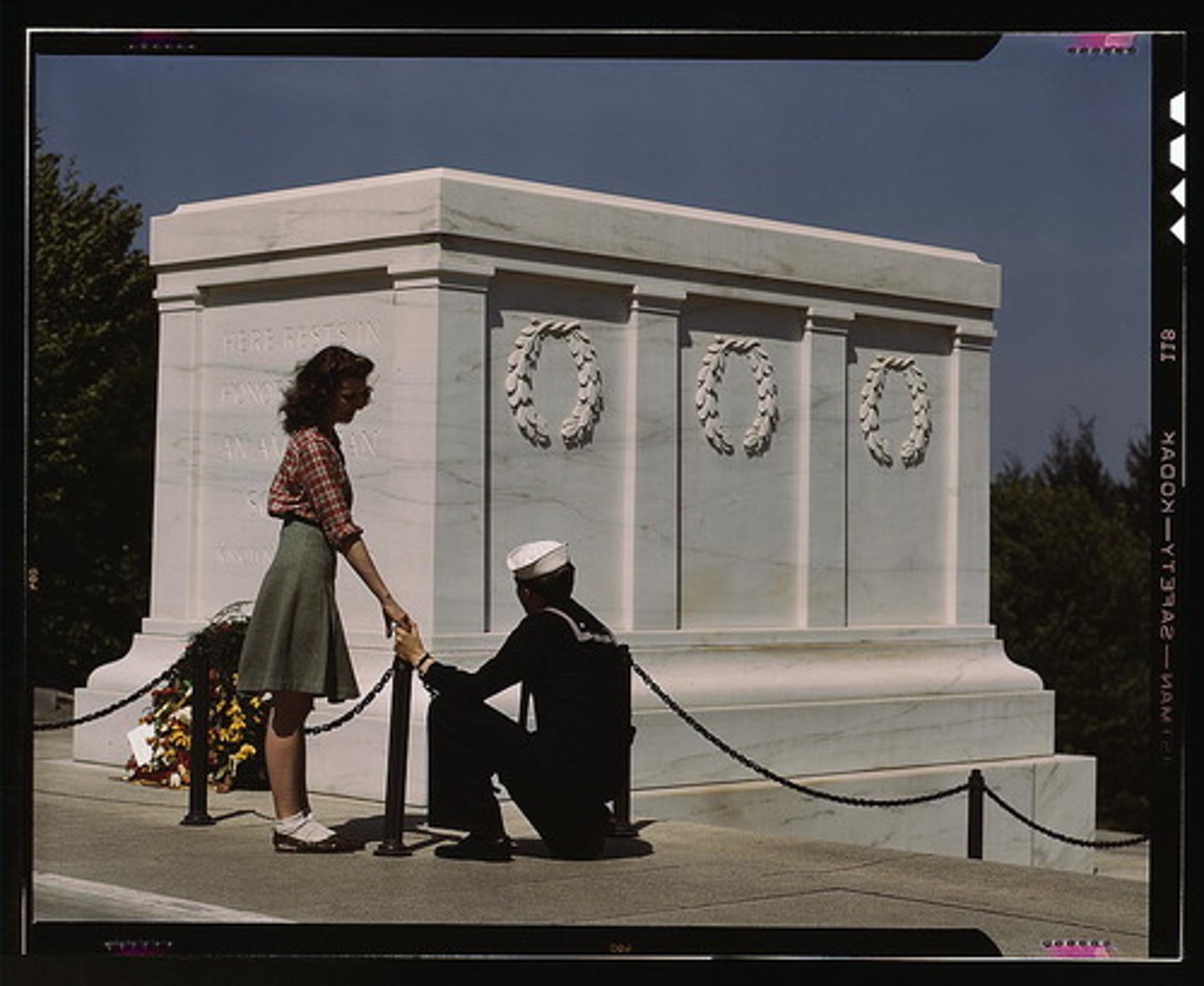 <p>tomb, grave</p>