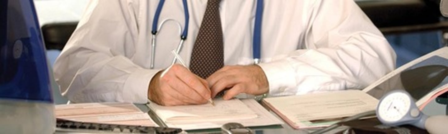 <p>De huisarts gaf mij een _______ voor een specialist in het ziekenhuis. | NL: Een briefje van de dokter waarmee je naar een medisch specialist mag gaan. | EN: The referral</p>