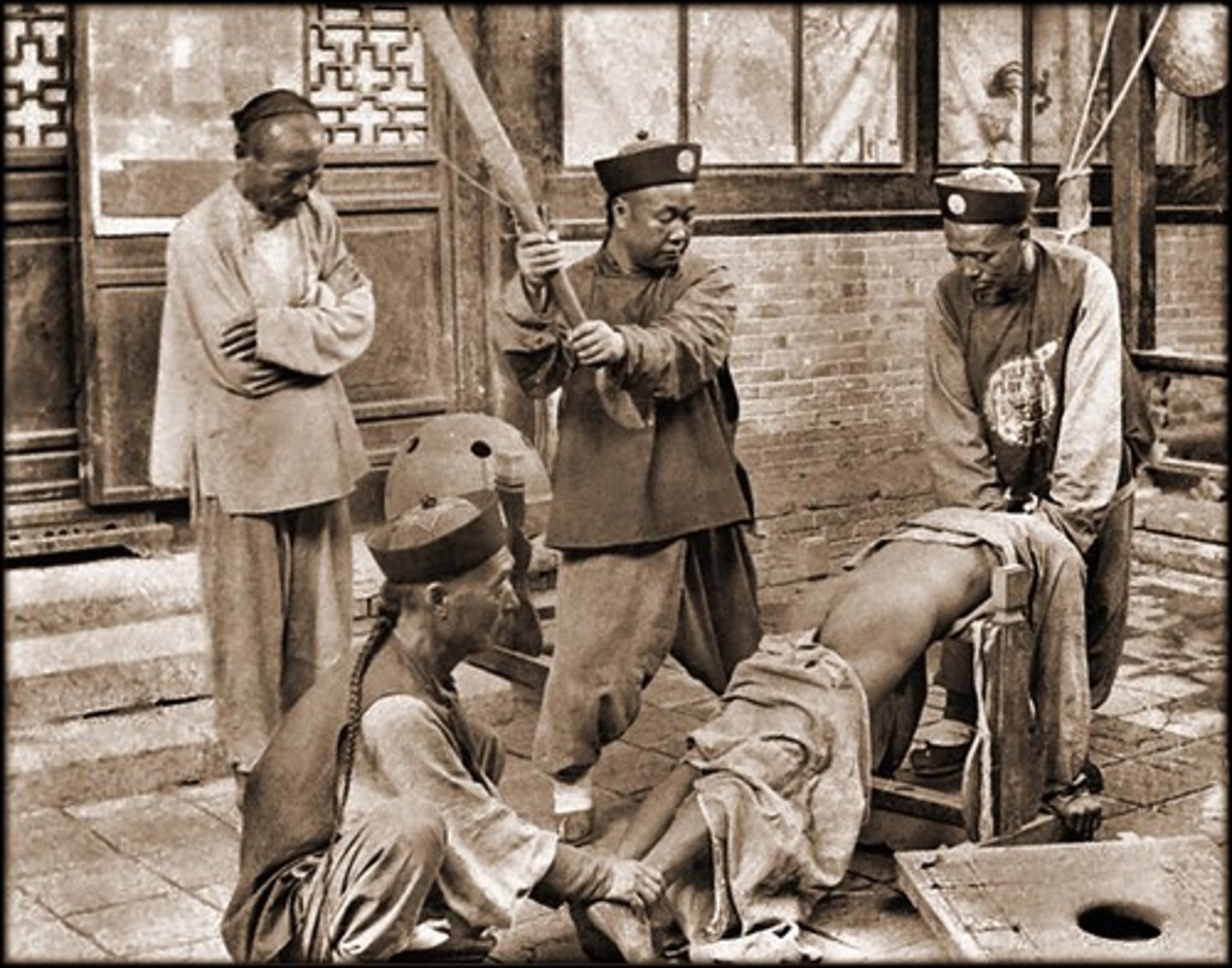 <p>잔인한</p>