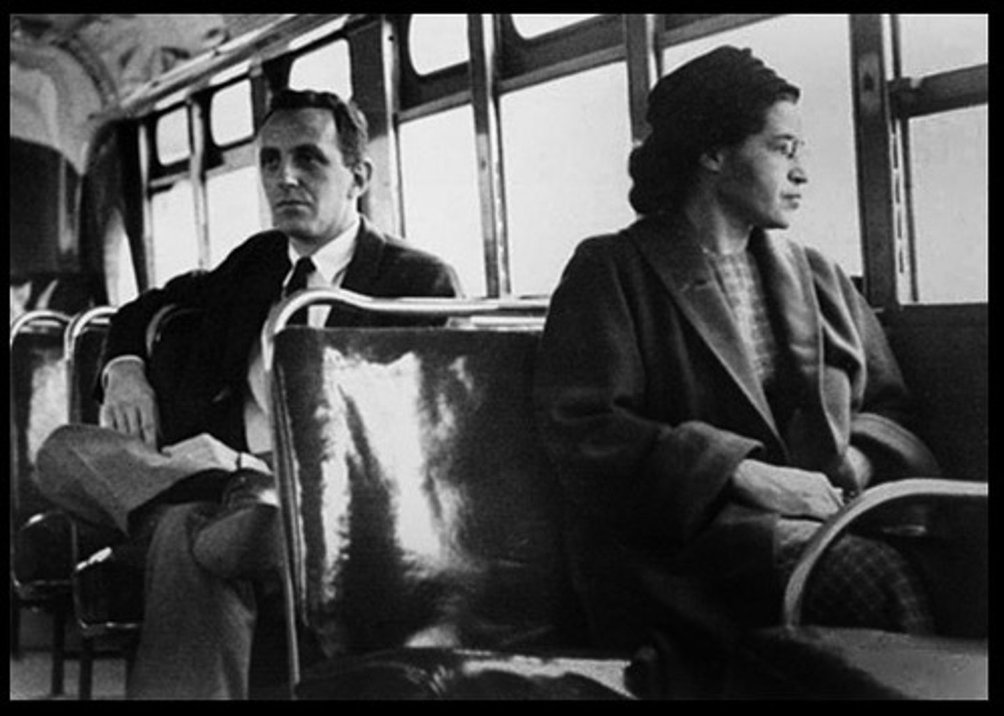 <p>was arrested for challenging the law that black people must give up their seats to white passengers when the bus is full</p><p>Fue arrestado por desafiar la ley que exige que las personas negras cedan sus asientos a los pasajeros blancos cuando el autobús está lleno.</p>