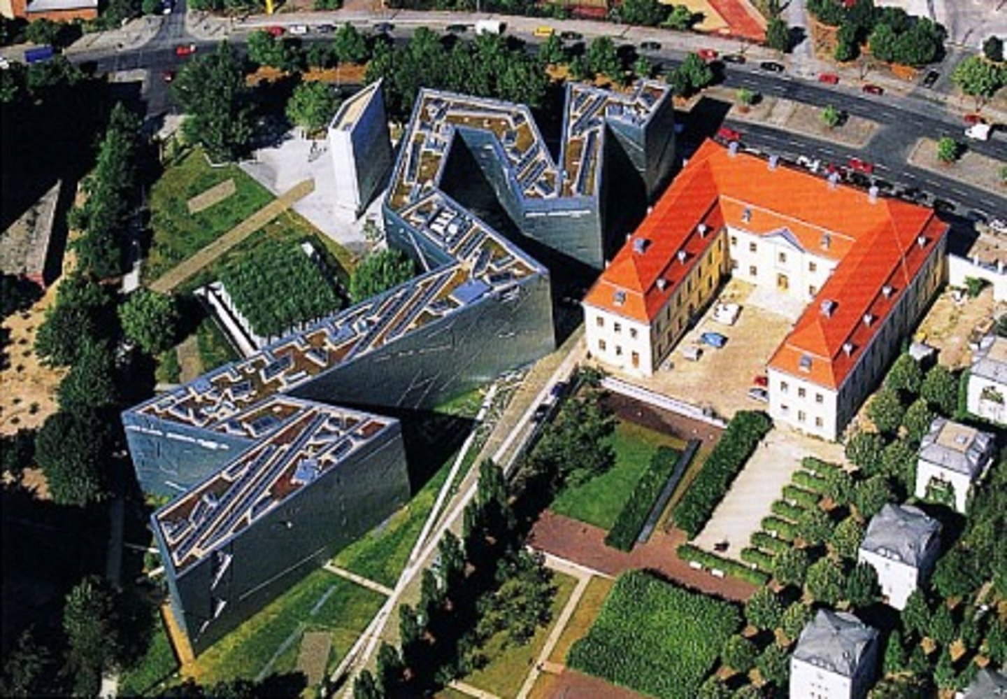 <p>Daniel Libeskind</p><p>(Deconstructivism)</p>
