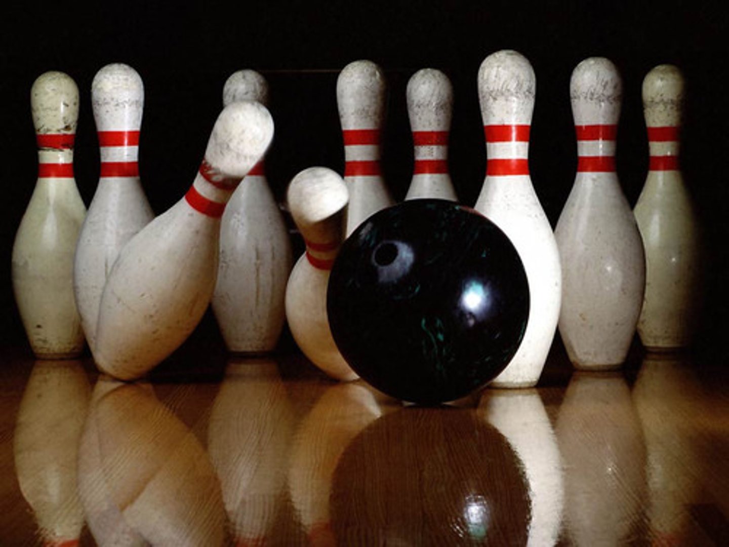<p>bowling (to bowl)</p>