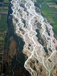 <p>Consists of multiple interweaving channels separated by mid-channel bars or islands made of deposited sediment.</p>