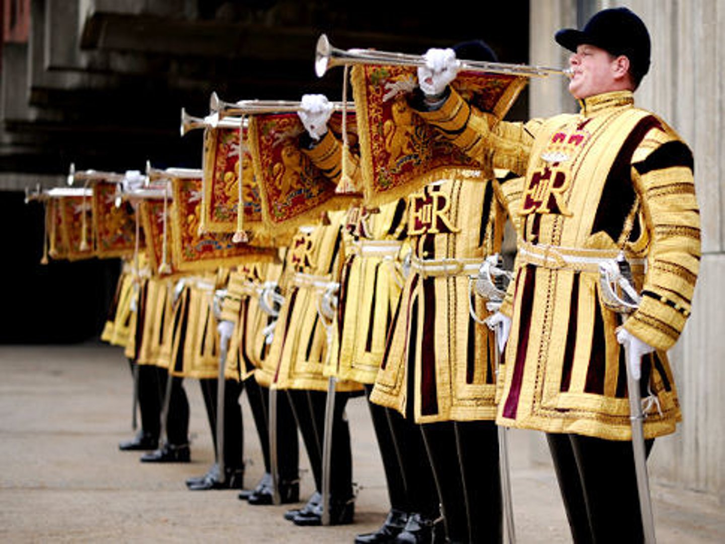 <p>/ˈfæn.fɛr/ tiếng hò reo, tiếng rôm rả</p>