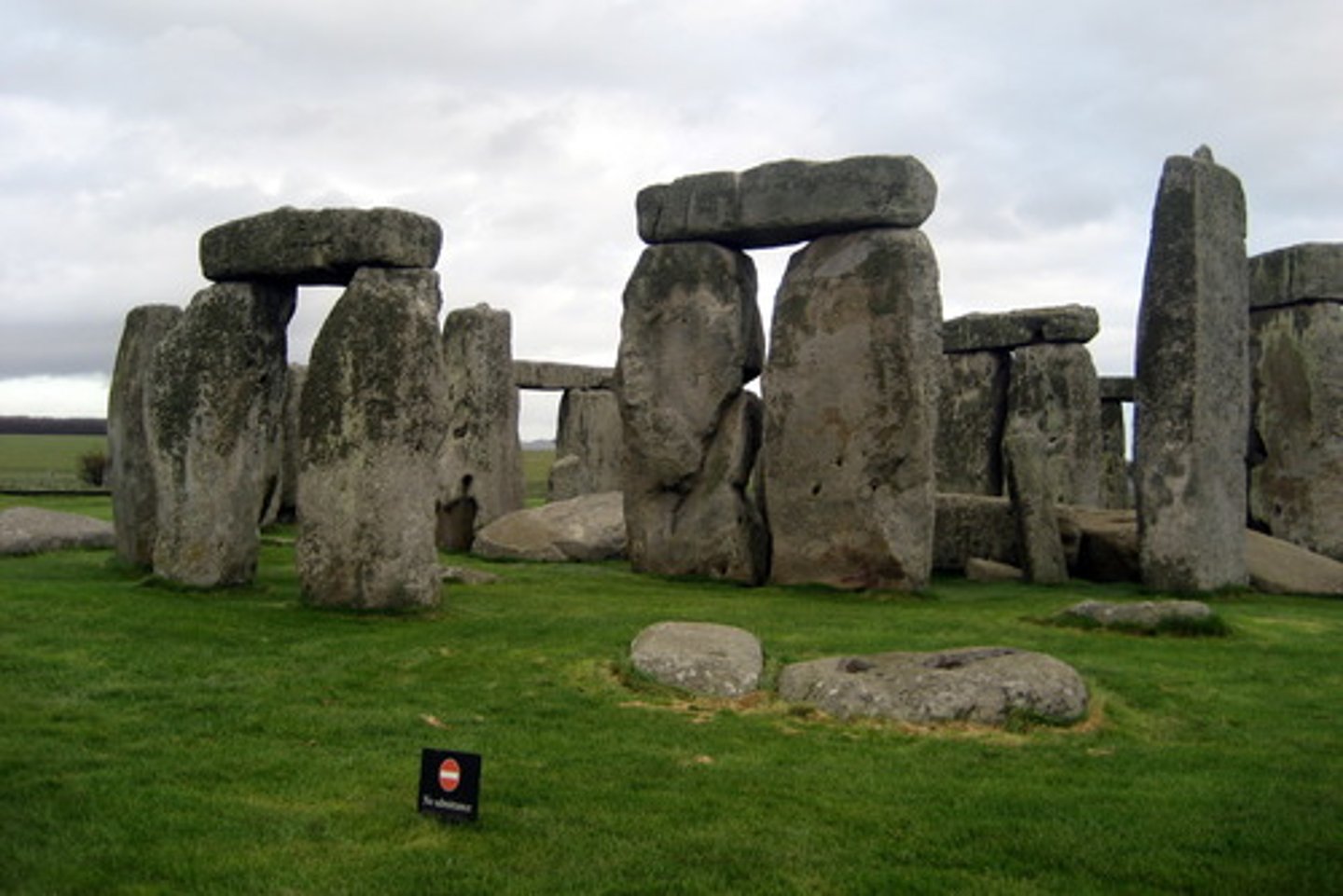 <p>a structure consisting of vertical beams (posts) supporting a horizontal beam (lintel), ex, Stonehenge</p>