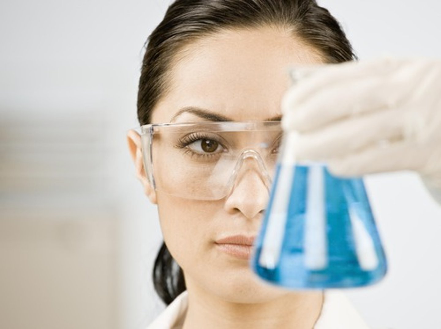 <p>thực nghiệm = factual, experimental >< theoretical. Ví dụ: Scientists rely on empirical evidence to support conclusions.</p>