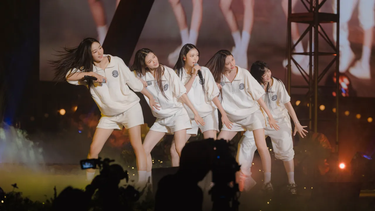 <p> biểu diễn – The girl group performed at our school festival.</p>