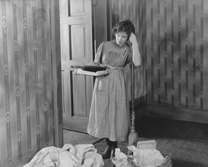 <p>She hates ___ (clean) her room.</p>