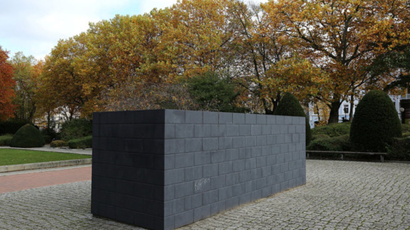 <p>anty-pomnik</p>