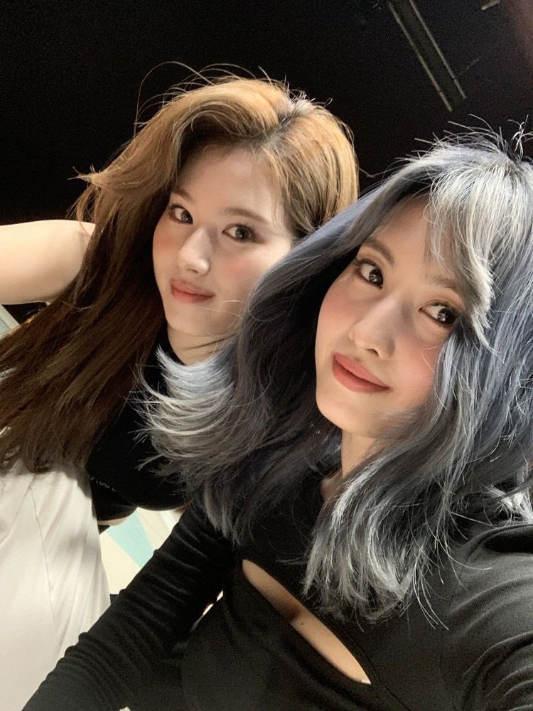 <p>momo + sana. which is which</p>
