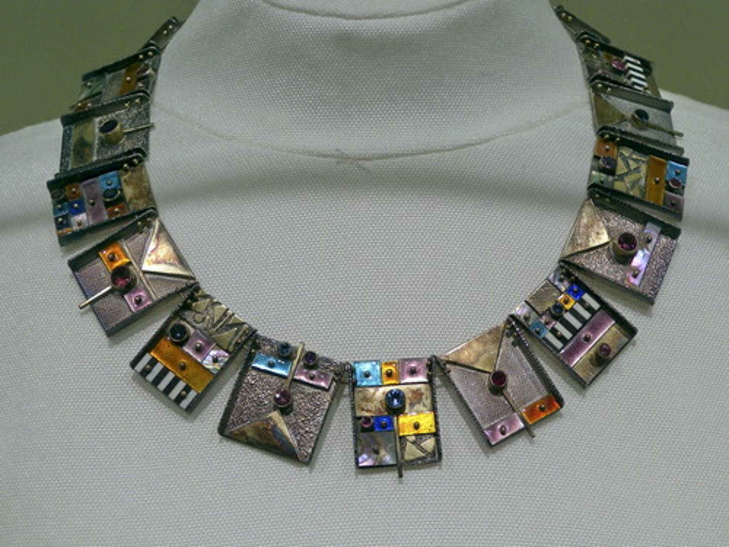 <p>A piece of jewelry worn around the neck.</p>
