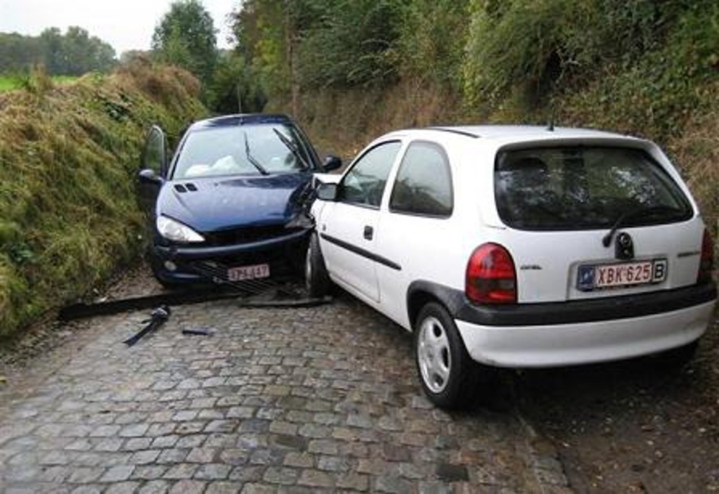 <p>in strijd zijn met; in tegenspraak met</p>