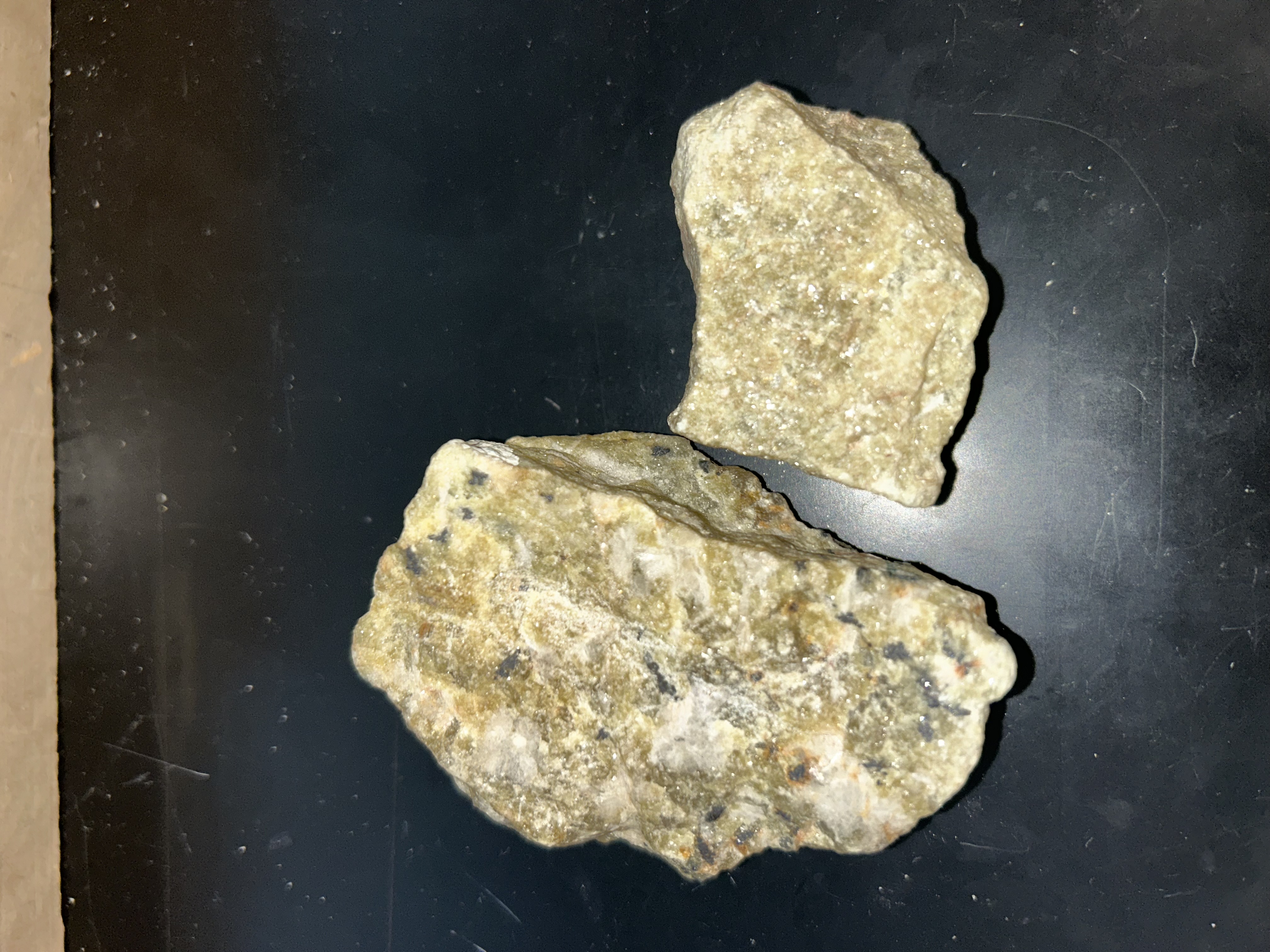 <p>light green, sugary, fracture </p>