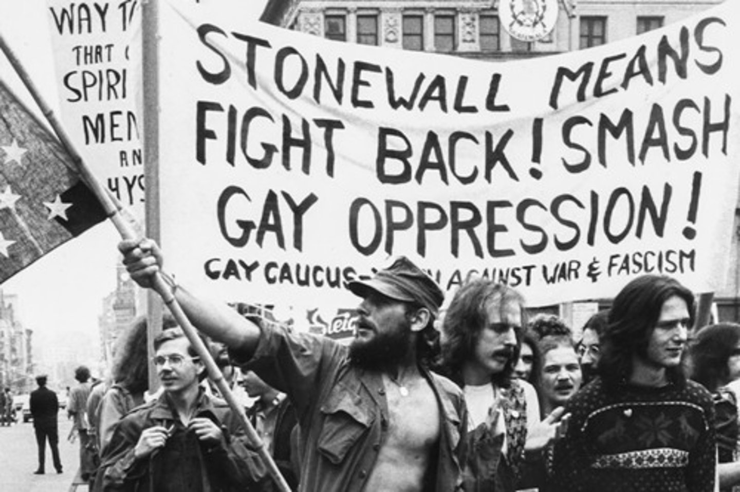<p>police raided gay bar and the patrons fought back - became symbol of oppression of gays, began the gay pride movement</p><p>La policía allanó un bar gay y los clientes se defendieron; se convirtió en un símbolo de la opresión de los homosexuales y dio inicio al movimiento del orgullo gay.</p>