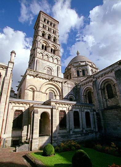 <p><strong>BAZILIKA SAINT&nbsp; PIERRE:</strong></p><ul><li><p>V Angouleme (Francie)</p></li></ul><p></p>