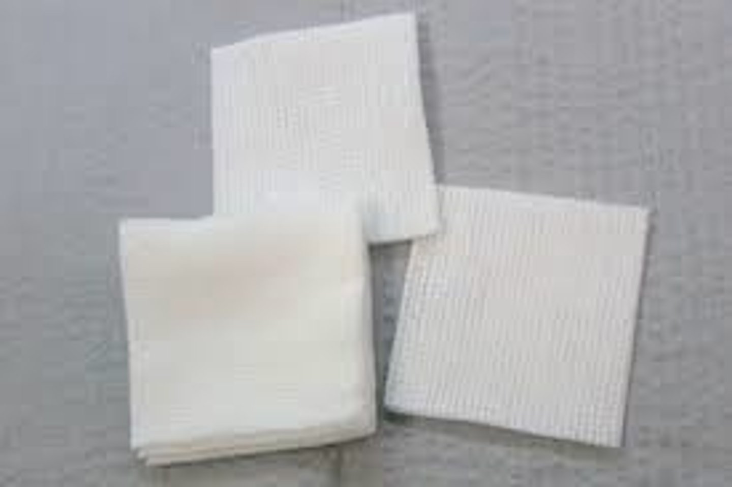 <p>Gạc - băng mềm dùng che vết thương. (Put sterile gauze on the wound - Đặt miếng gạc vô trùng lên vết thương.)</p>