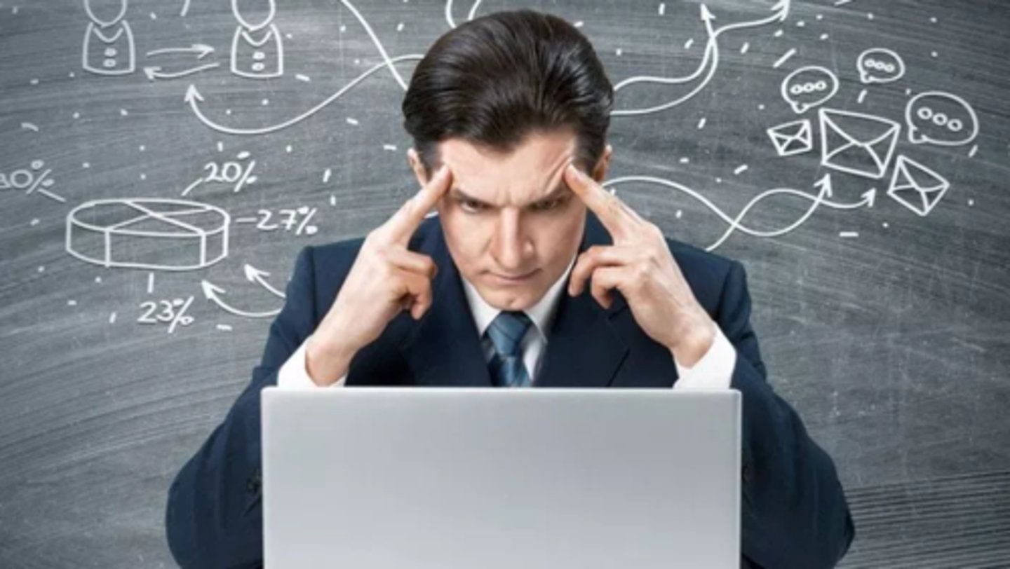 <p>to give a lot of attention to one particular subject or thing</p><p>(tập trung vào điều gì)</p><p>= concentrate on (tập trung vào), pay attention to (chú ý đến)</p><p>&gt;&lt; ignore (phớt lờ), neglect (bỏ bê)</p>