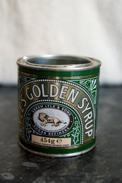 <p>a round metal container for food or fizzy drink (консервна банка)</p>